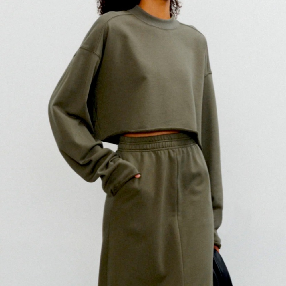 Cropped sweatshirt maxi skirt outfit